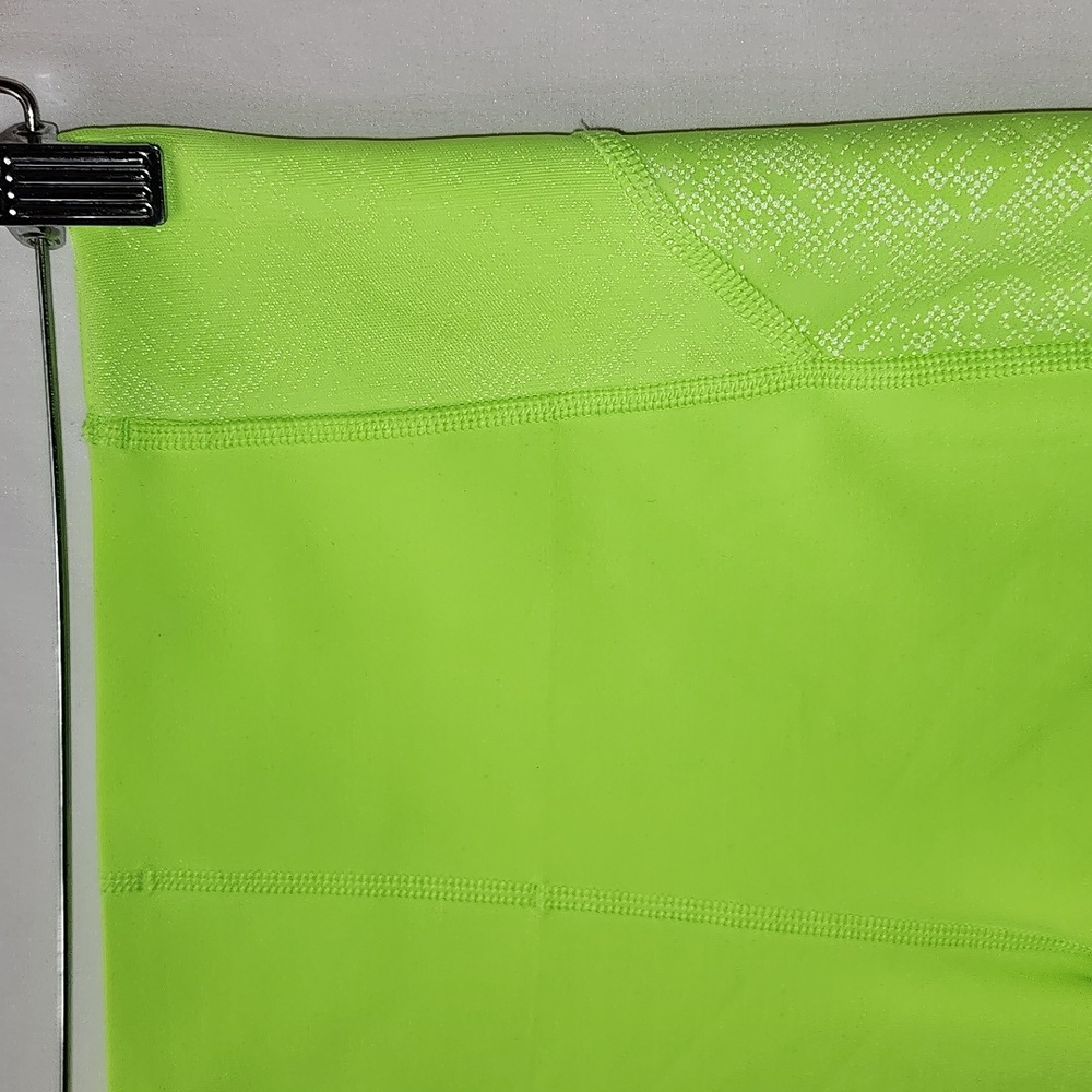ATHLETA STAY FLY 9" HIGH RISE REFLECTIVE COMPRESSION SNAKESKIN SHORTS SIZE SMALL - Picture 4 of 11